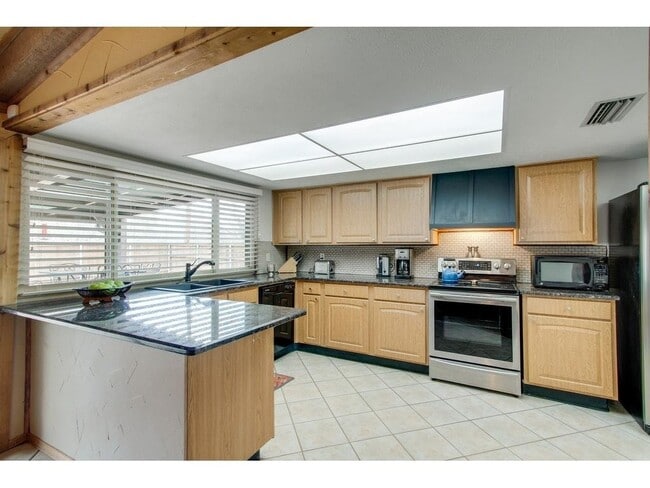 Building Photo - Adorable Home on Corner LOT- COMING SOON