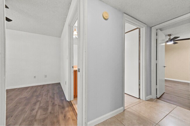 Building Photo - 1055 Crystal Way