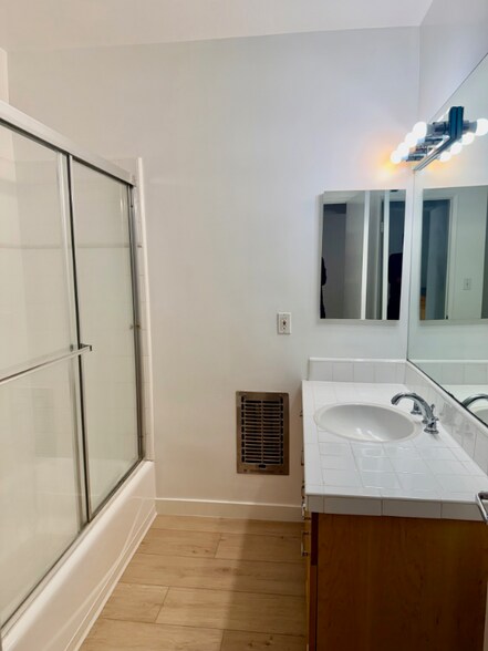 Building Photo - 808-812 Westmount Dr