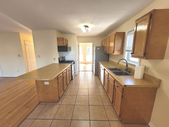 Building Photo - 3 Bedroom, 2.5 Bath Home with Open Floor Plan