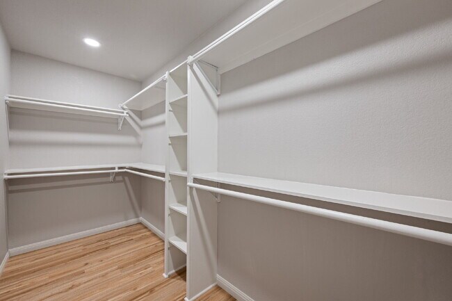 Building Photo - 2 Bed, 2 Bath Duplex