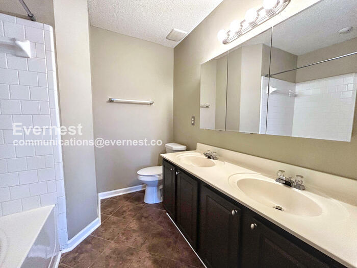 Building Photo - 2521 Heyoak Ct