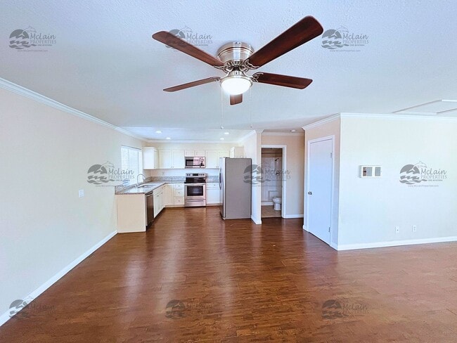 Building Photo - 3 Bed/2 Bath Two Story Townhome in Gated Community