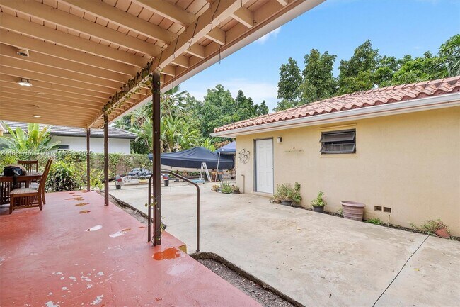 Building Photo - 6534 SW 27th St