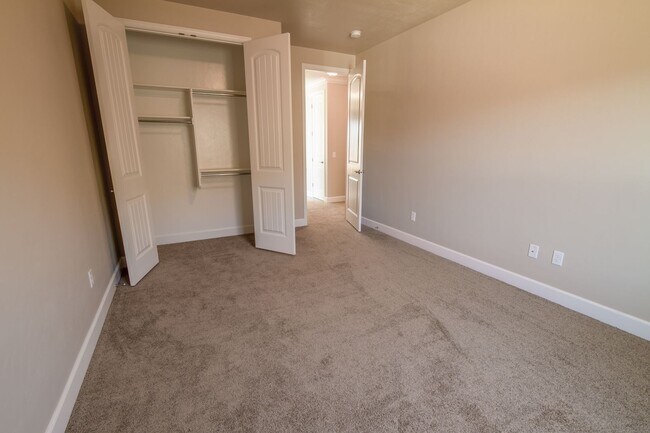 Building Photo - Italian Villages | 3- Bedroom Townhome