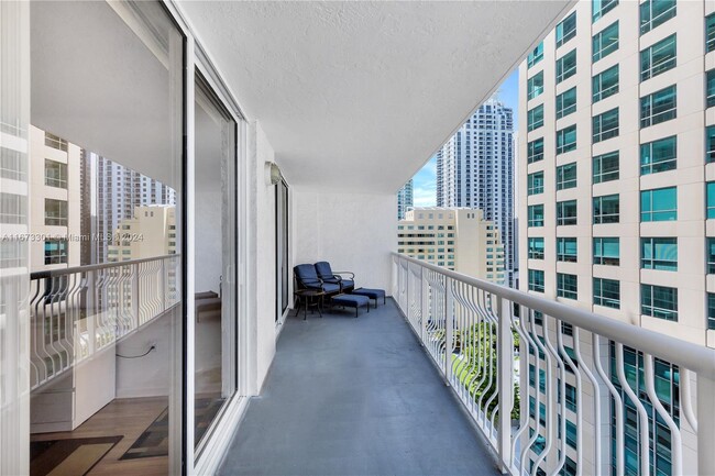 Building Photo - 1200 Brickell Bay Dr