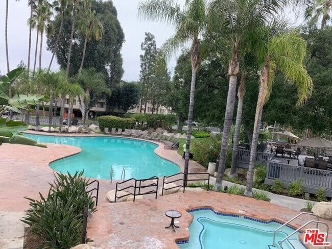 Building Photo - 21450 Burbank Blvd