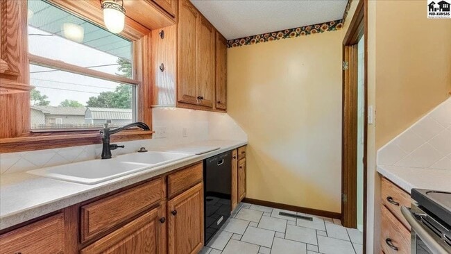 Building Photo - 3 bedroom, 1.5 bath, 2 car garage - Great ...