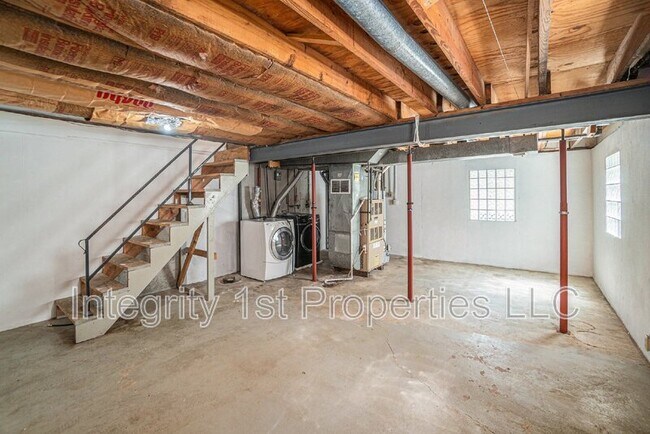 Building Photo - 1926 W 36 Ave