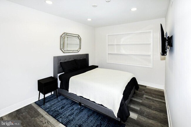 Building Photo - 554 Newcomb St SE