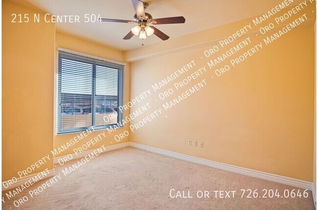 Building Photo - 215 Center St