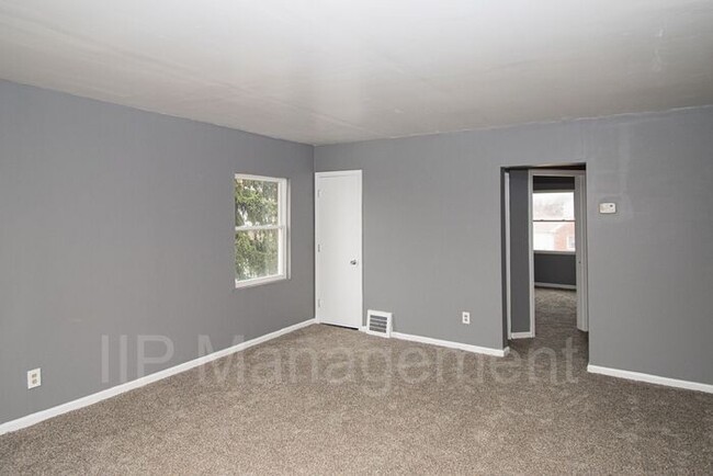 Building Photo - Lee/Harvard Area 2BR 1BA Up Unit