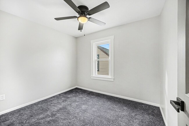 Building Photo - Updated 3BR Upper Unit with Garage Parking and Porch