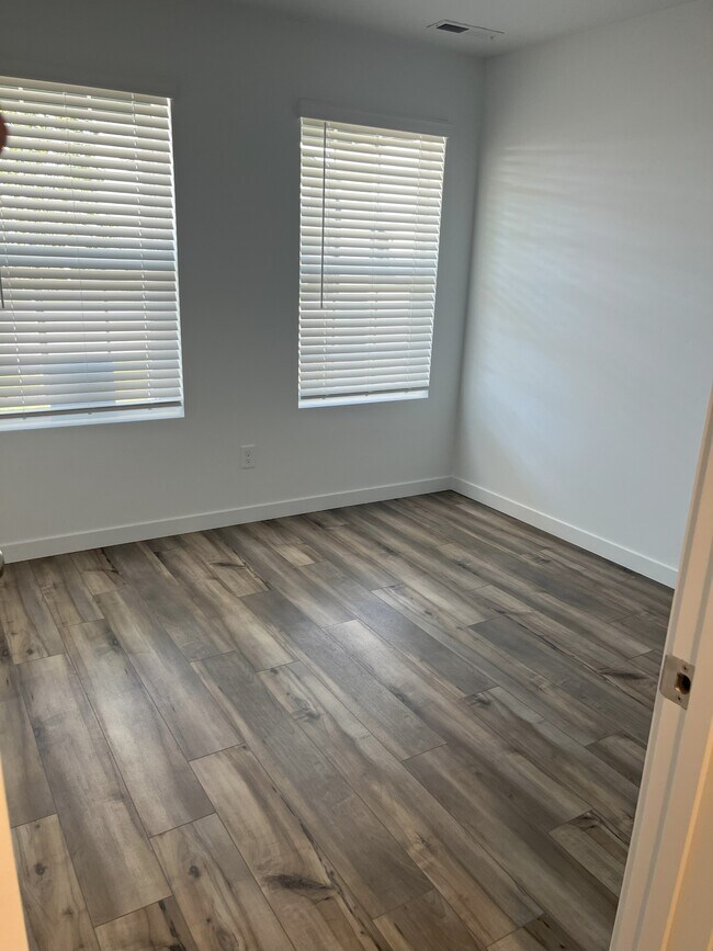 Building Photo - 302 Persian Ave