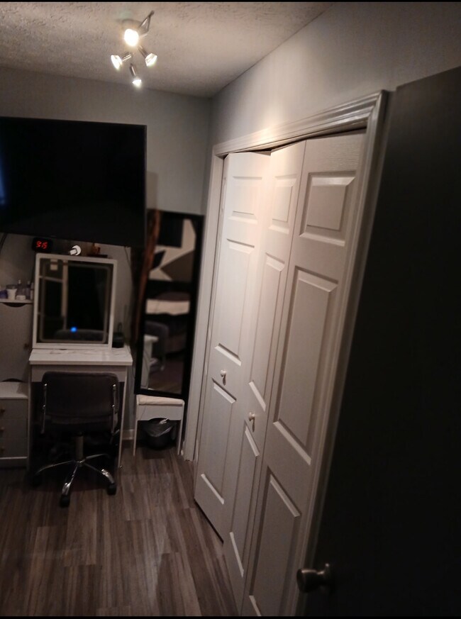 Building Photo - 1836 Colonial Village Way