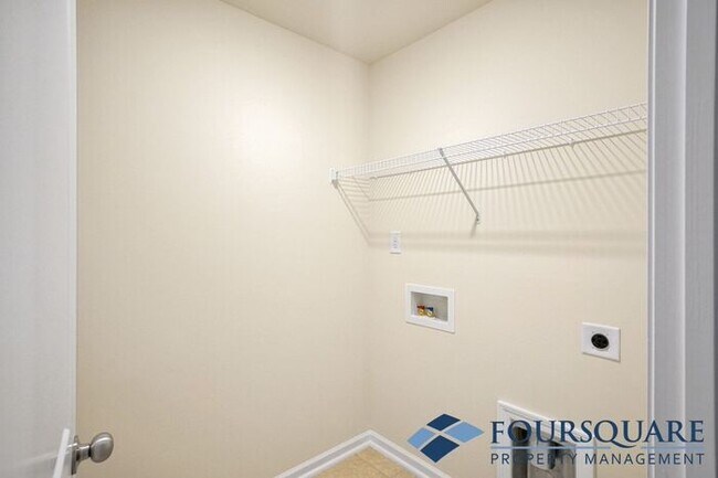 Building Photo - Spacious 3-Bed End- Unit Townhome with Mod...