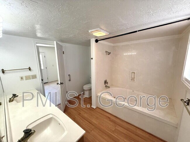 Building Photo - 2506 W Grandview Dr