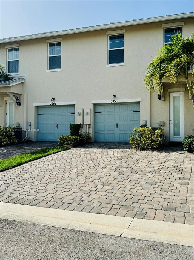 Primary Photo - 3956 Poinciana Ln
