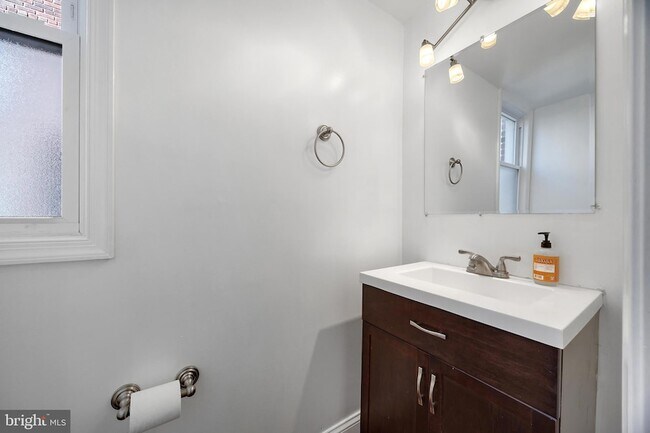 Building Photo - 458 Oakwood St SE