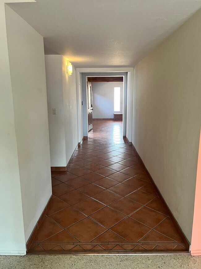 Building Photo - East- 3 bedroom/ 2 bathroom home with sparkling pool!