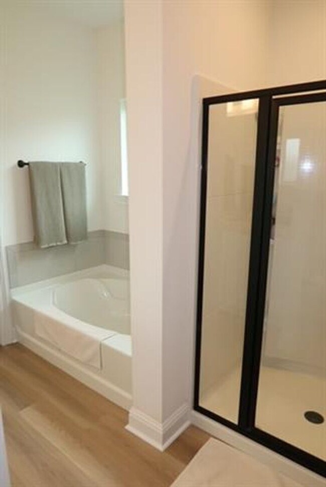 Building Photo - Golf Course and Pond Views