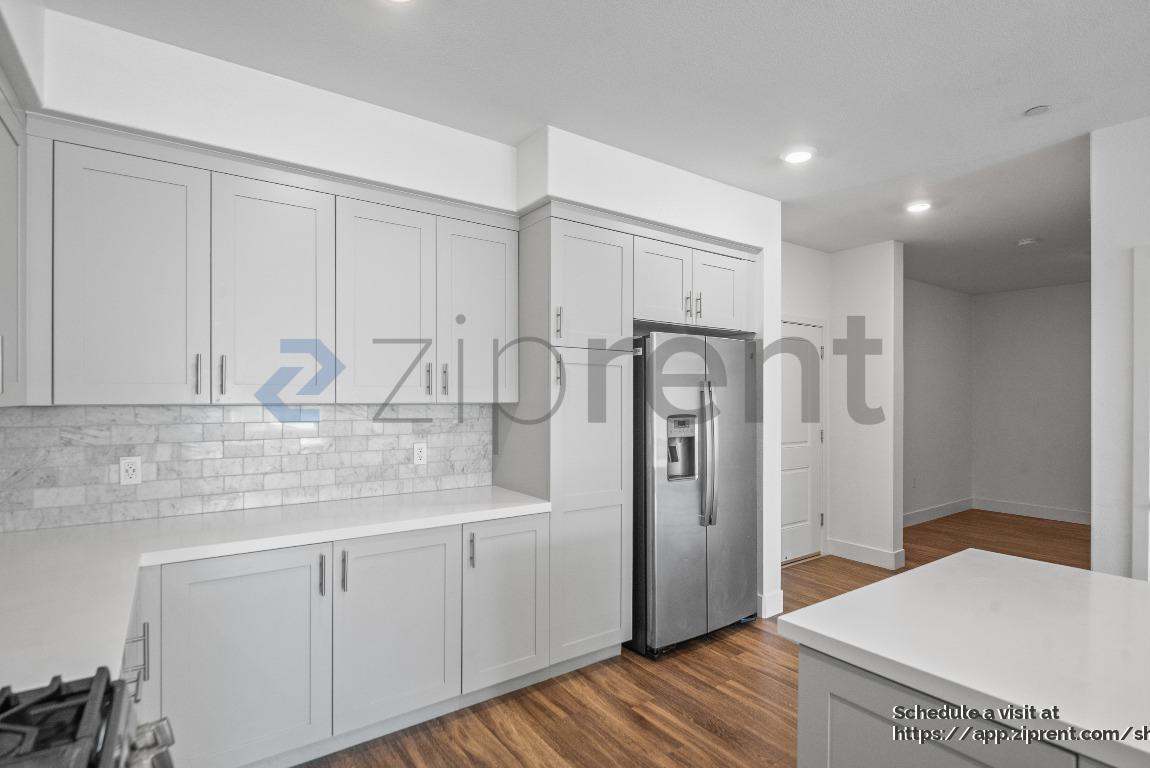 Building Photo - 5925 Charlotte Dr