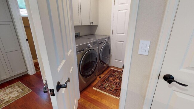 Building Photo - Beautiful sunny home