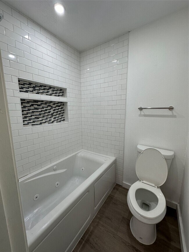 Building Photo - 17707 Moss Point Dr