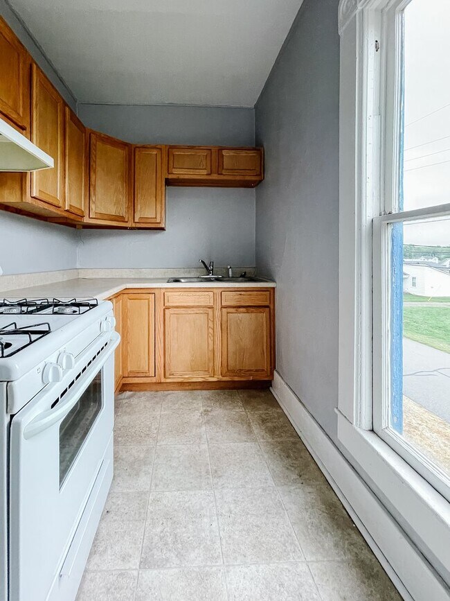 Building Photo - Near Local Shops and Restaurants