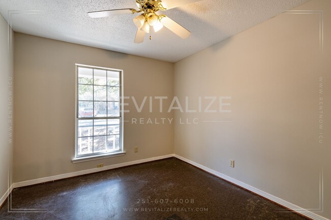 Building Photo - 3 Bed/2 Bath Home on Corner Lot!