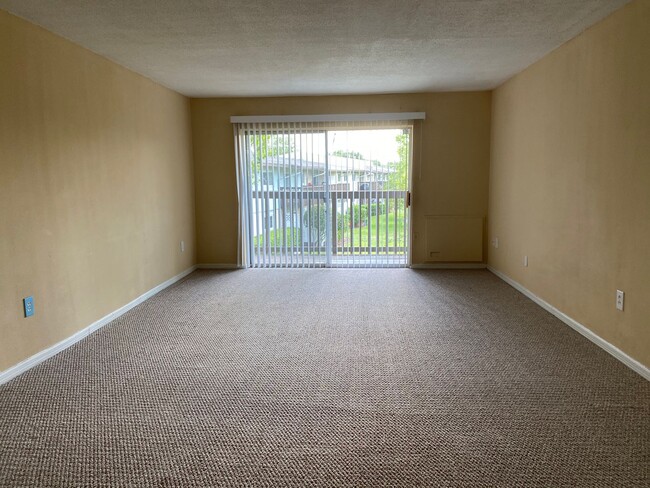 Building Photo - 2 Bed 1 Bath 2nd Floor Unit With Balcony I...