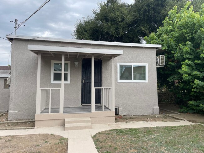 Primary Photo - 1017 W Grand Ave