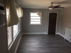 Building Photo - Green Rock