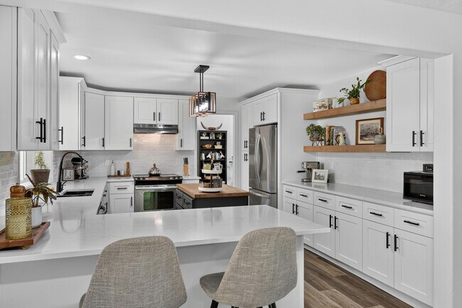 Building Photo - 10108 N Seminole Dr