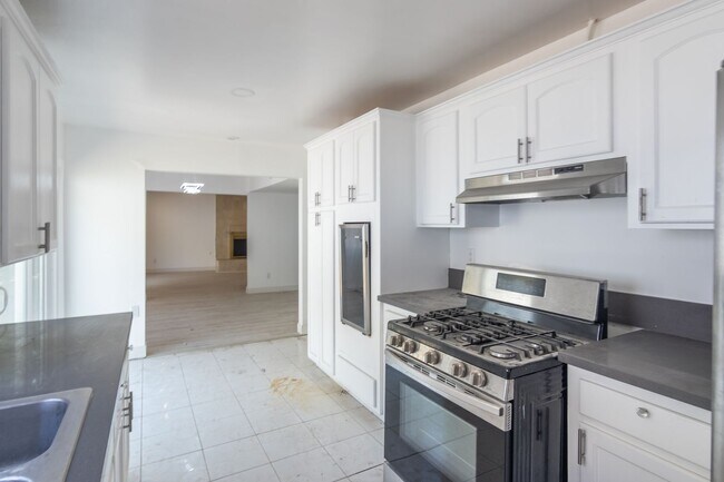 Building Photo - Refreshed 5-bedroom, 3-bathroom home locat...