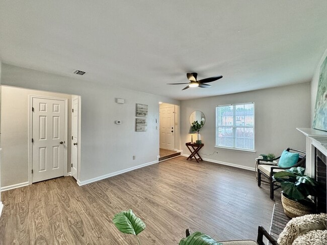 Building Photo - Completely Updated & Ready NOW! New Floori...