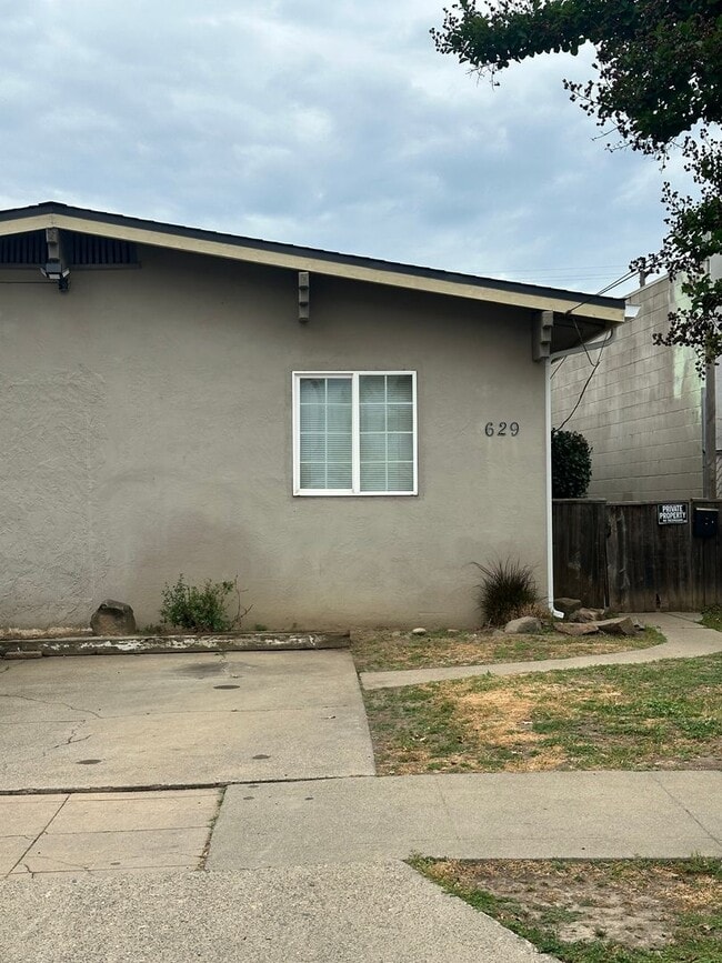 Building Photo - Recently updated 2 Bed/1 Bath Home!