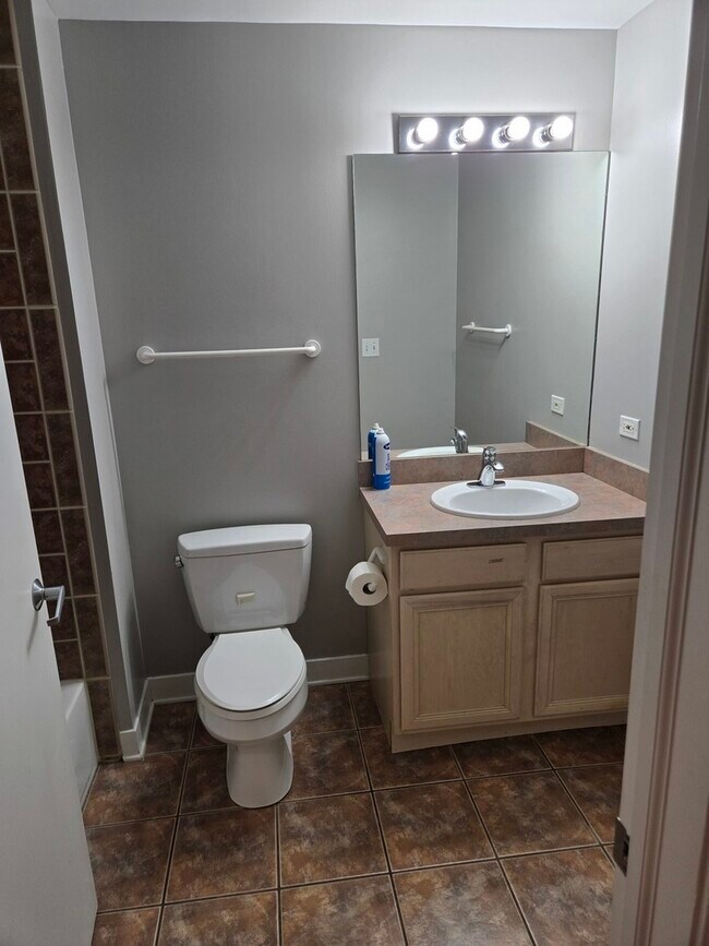 Building Photo - 811 W 15th Pl