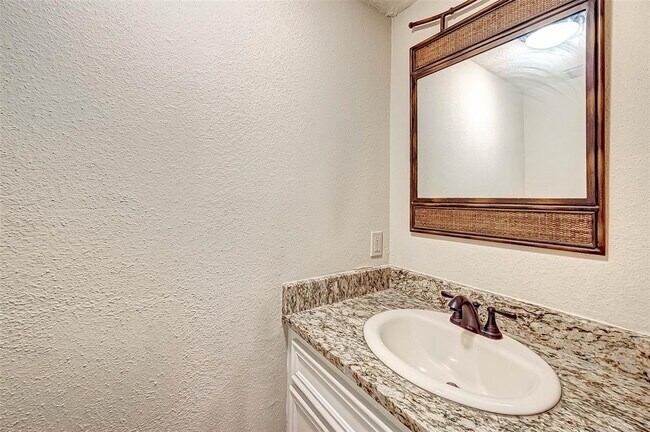 Building Photo - 13922 Hollowgreen Dr