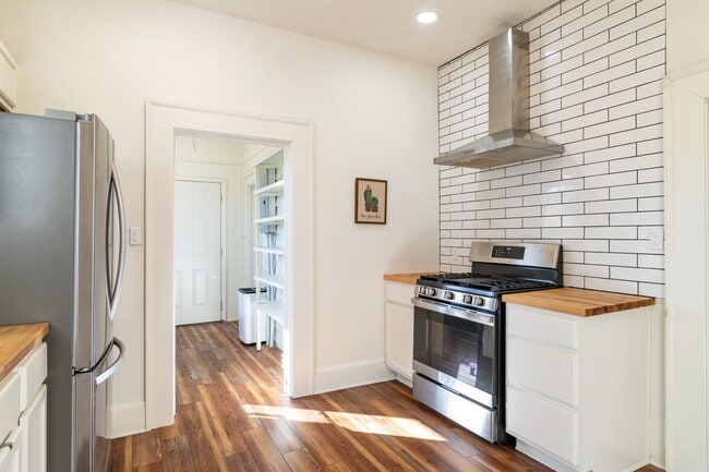 Building Photo - Lakebottom Bungalow