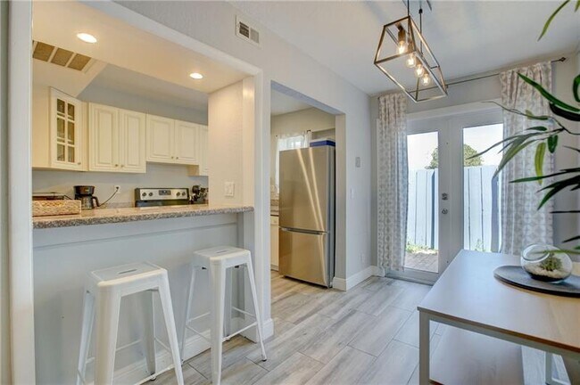 Building Photo - 2708 NE 14th Street Causeway