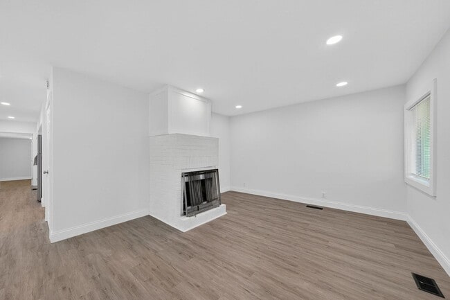 Building Photo - 706 S 15th St
