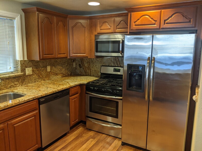 Kitchen - 614 Glorene Ave