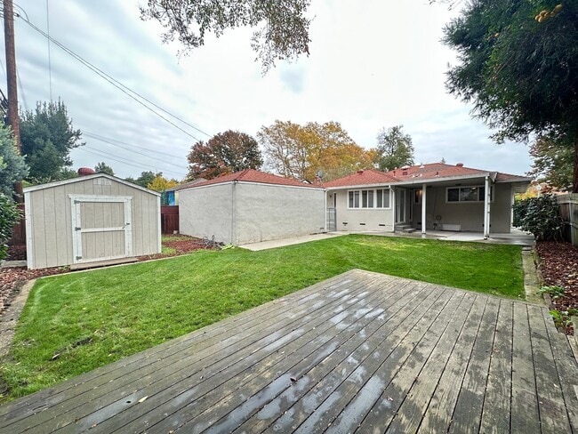 Building Photo - Great Location near McKinley Park!