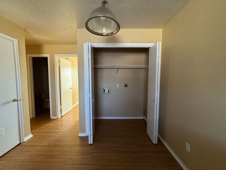 Building Photo - 1709 Cedarhill Dr