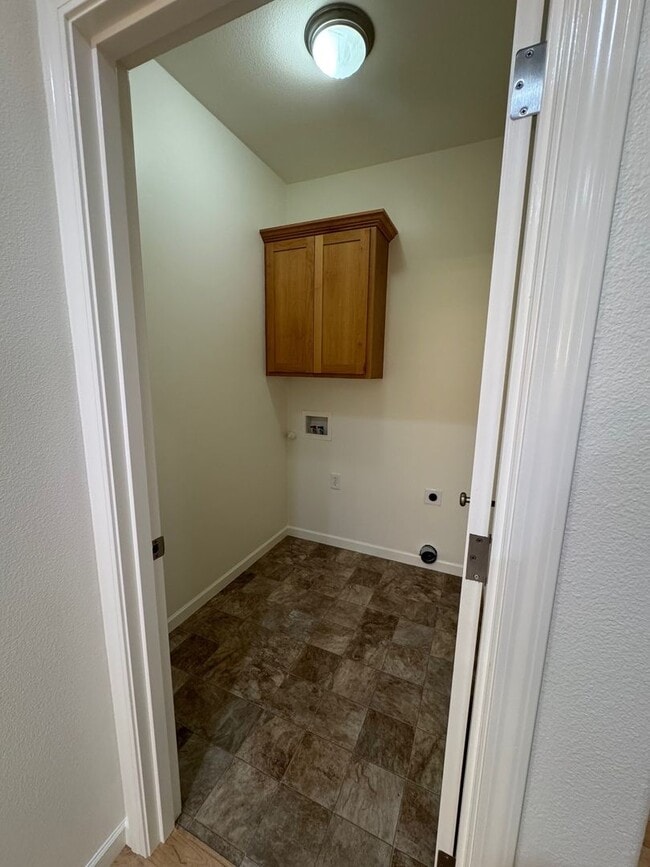 Building Photo - 3 Bedroom 2 Bath at Astoria