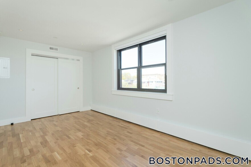 Building Photo - 1410 Columbia Rd