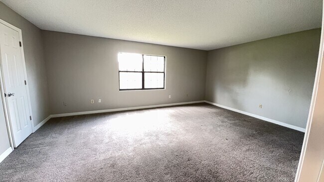 Building Photo - Palm Coast 4 Bedroom 2 Bath in the W Section