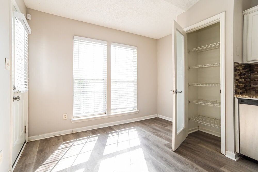 Building Photo - 1610 Royal Tree Ct