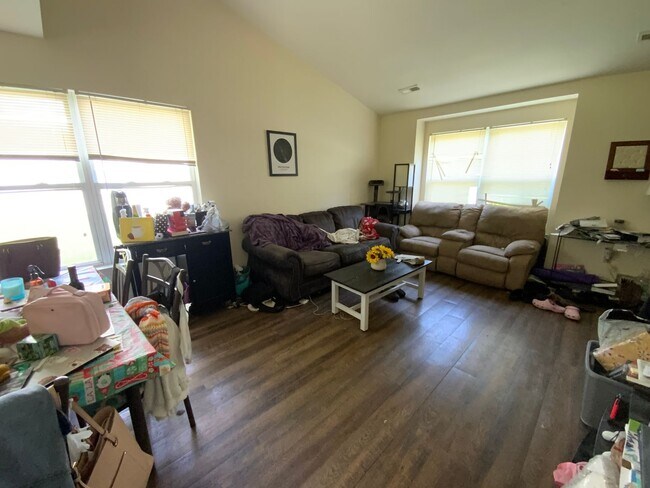 Building Photo - 3 Bedroom/2 Bathroom duplex